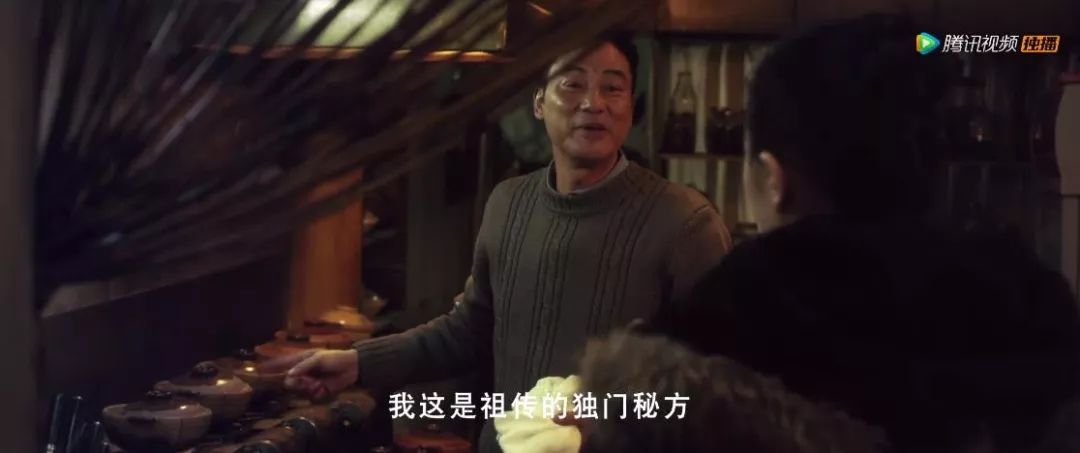 他是香港最低调的影帝，梳起飞机头他又是令人闻风丧胆的江湖大佬