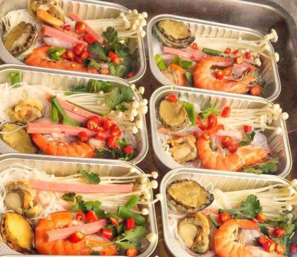 小伙摆摊卖1元羊肉串,摆地摊卖锡纸烤粉丝客人如何带走