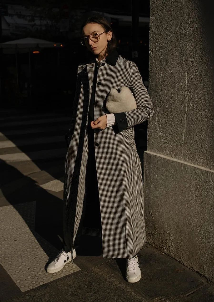 黑白格纹大衣怎么搭配好看,戴帽子黑白格纹大衣怎么搭配好看