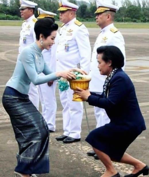 泰国贵妃戴红宝石露脸,泰国贵妇戴夸张首饰参加晚会