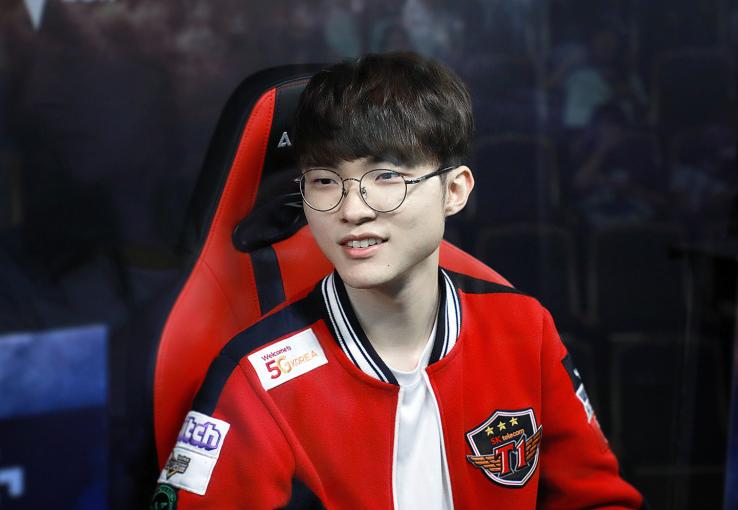 faker最近直播穿的衣服,faker身穿什么衣服