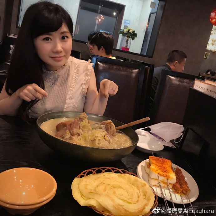 真香啊!福原爱不顾形象大口啃大棒骨,网友纷纷留言“馋坏了”