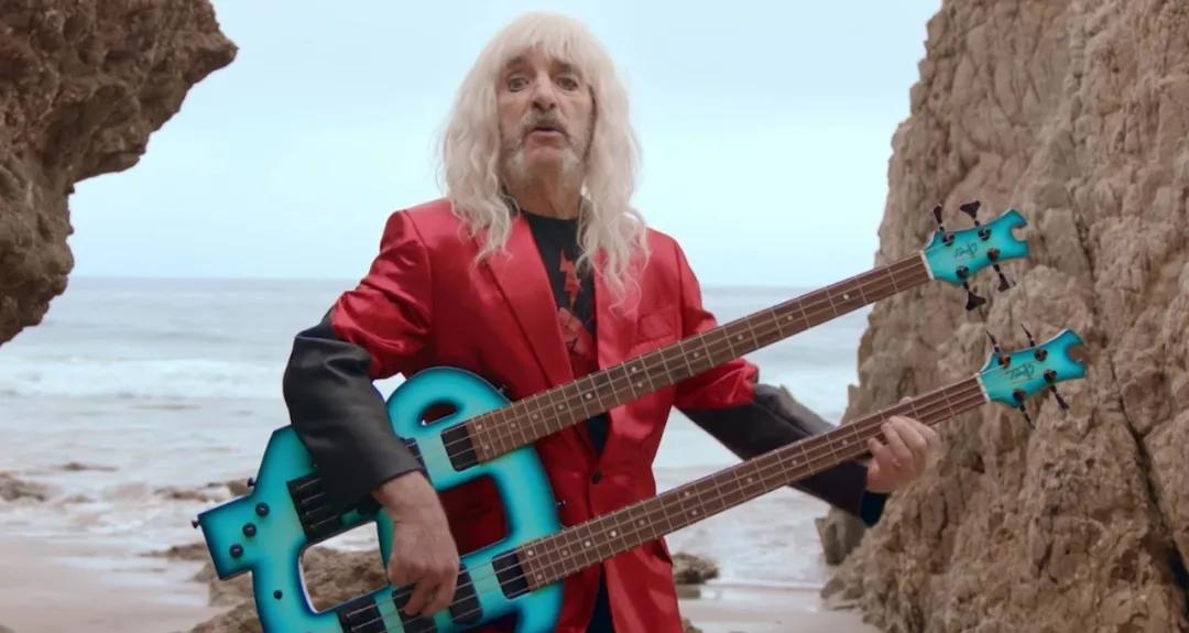 这些人玩的吉他竟然都长了好几个“脖子”，两只手恐怕不够用