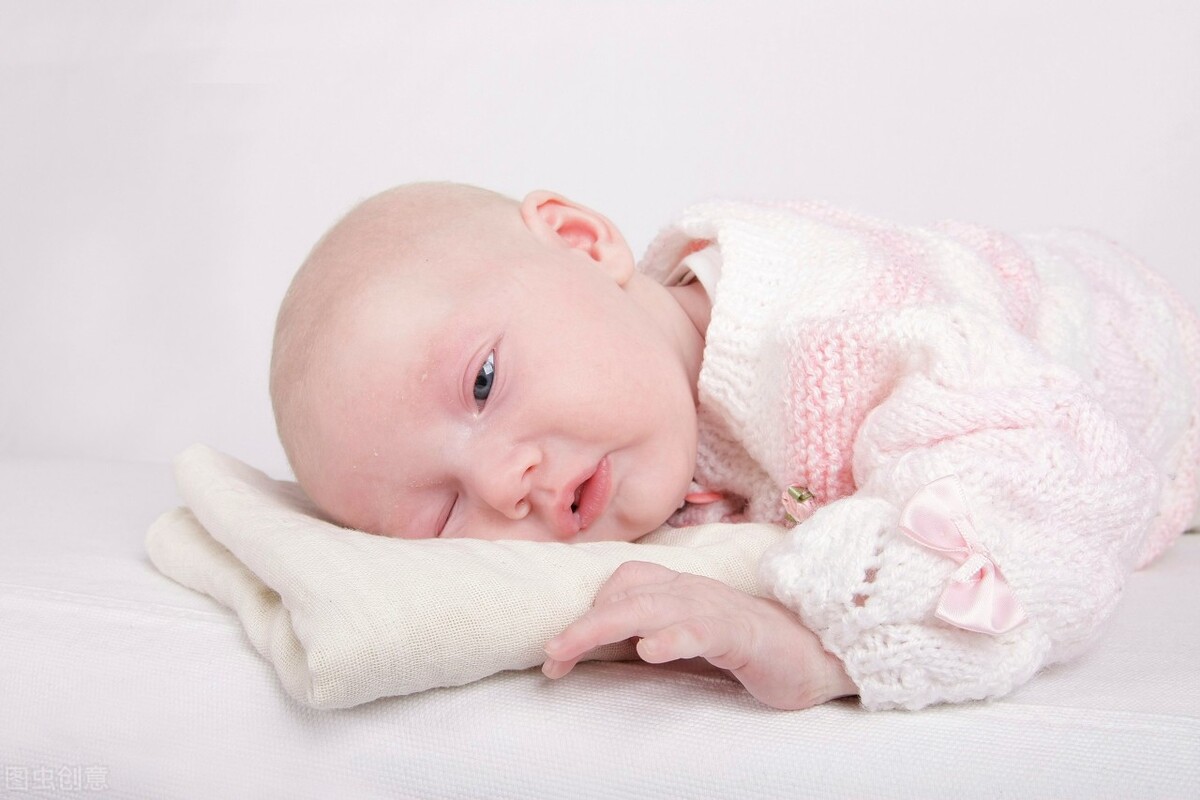 宝宝出现偏头如何矫正,宝宝一边偏头了怎么矫正