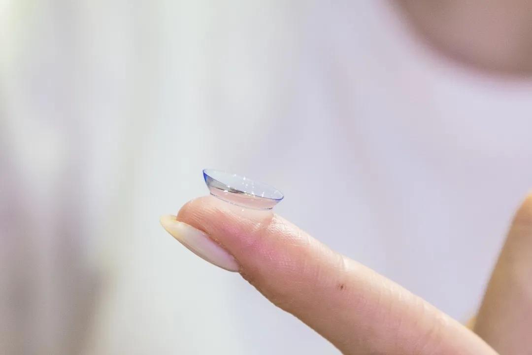 爱尔康水梯度好戴吗,爱尔康水梯度是硅水凝胶吗