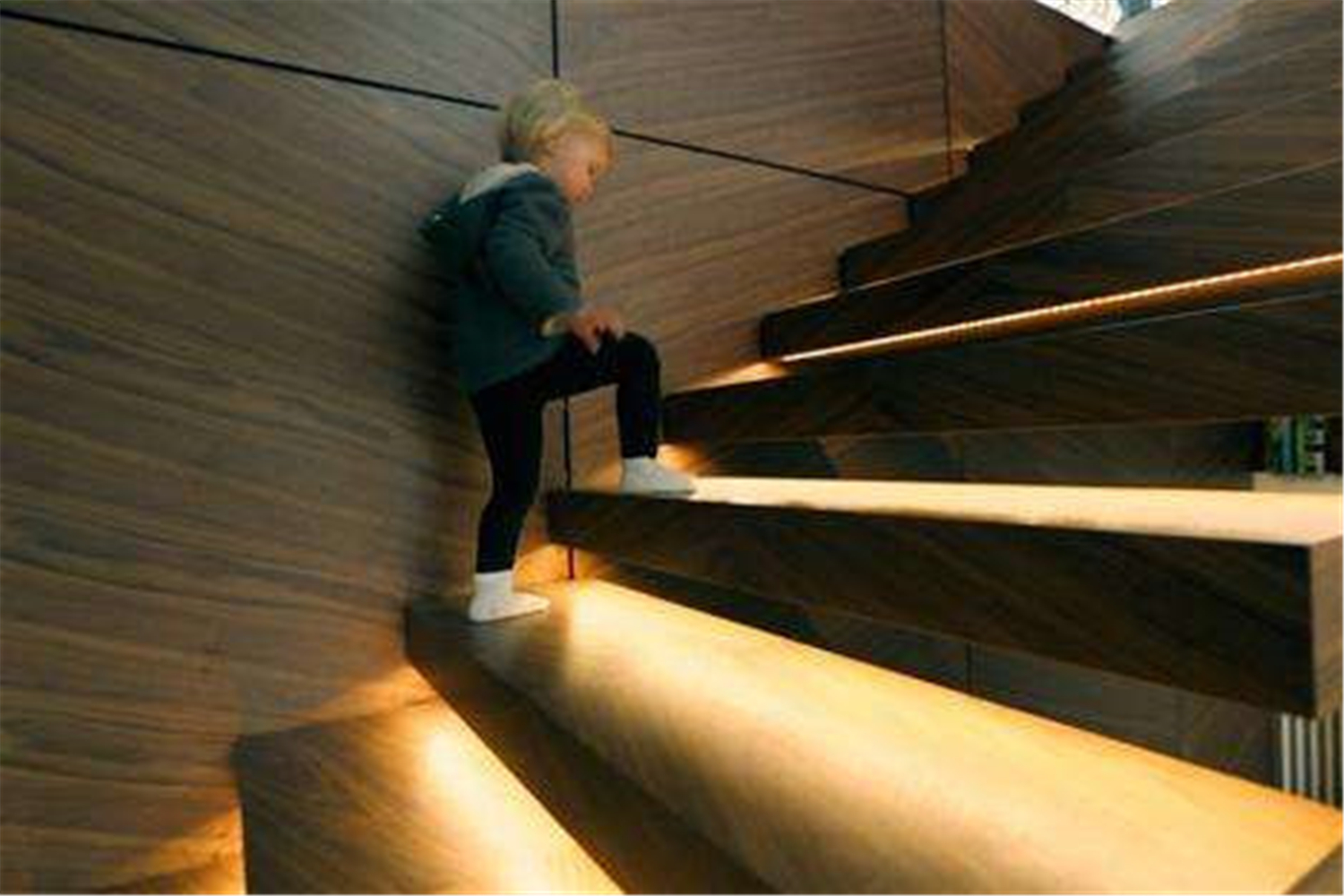 婴儿下楼梯总感觉害怕,孩子胆小不敢下楼梯怎么办