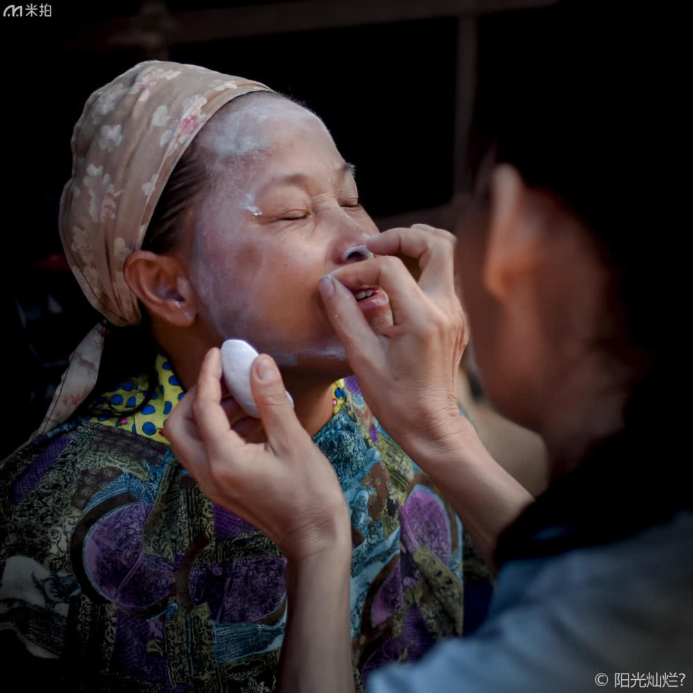 中国修面刮脸采耳女技师,专业修面刮脸采耳洗眼挤黑头