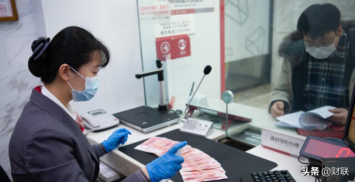 银行错将800元打成800万,若储户将钱花光,该由哪一方承担责任?