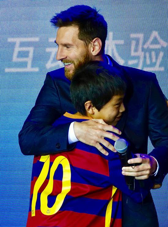 梅西被卡卡球迷骂过吗视频,球迷骂梅西完整视频