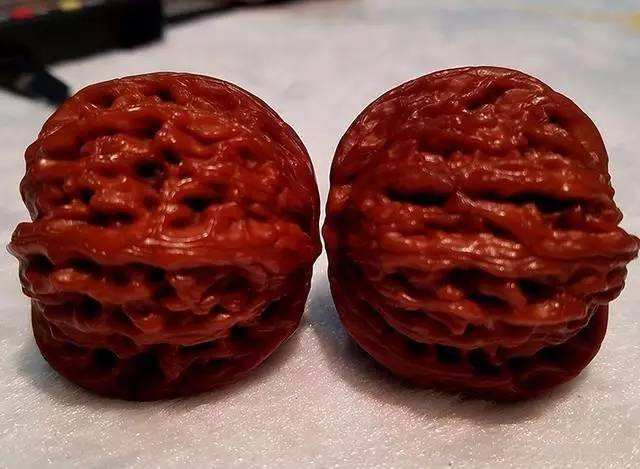 文玩核桃酱色到红色需要盘多久,什么品种的文玩核桃盘出来最漂亮