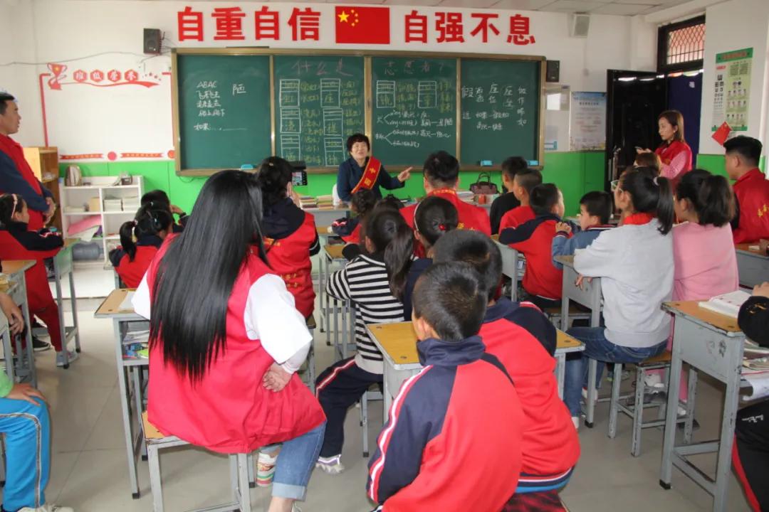 爱心志愿者慰问贫困儿童,爱心接力关爱留守儿童