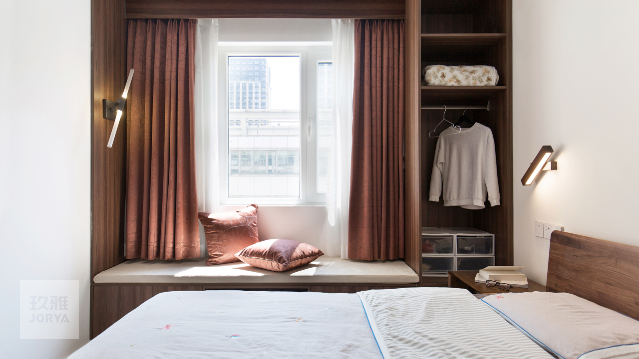 这家的电视柜既能收纳,也是喵星人乐园