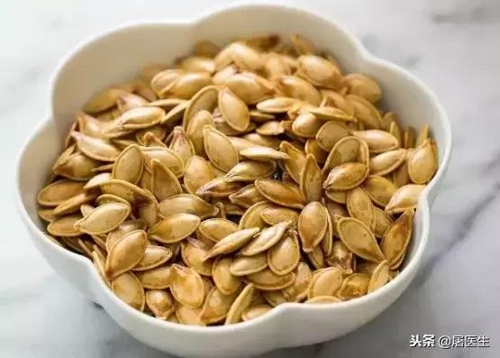 女人每天吃一把南瓜子有什么好处,早上一把南瓜子有奇效