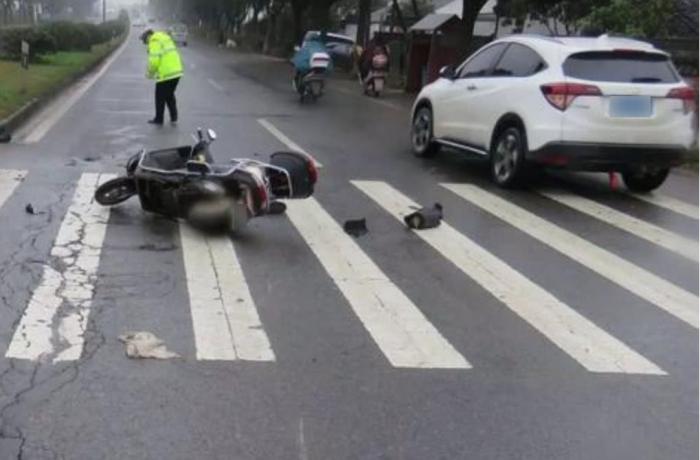 开车撞人后坚持走保险,开车撞人先报保险还是先垫钱医疗