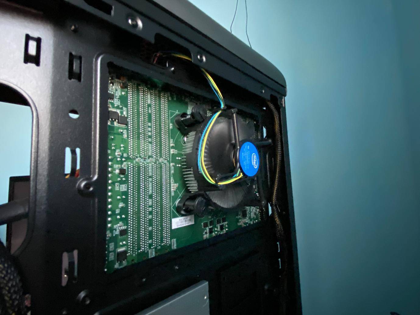 电脑系统是装在主板还是cpu上,电脑换了cpu和主板要重新装系统吗