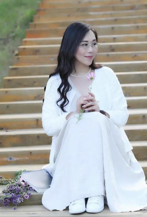 李明春浅议胭脂茉莉十四行诗,胭脂茉莉获首届唐刚诗歌奖