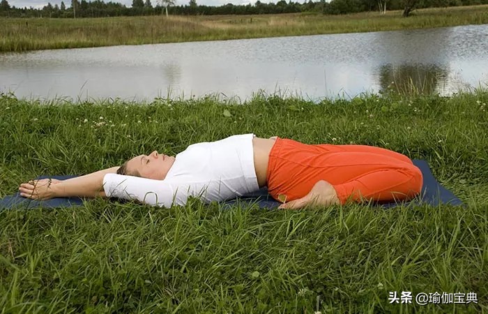 8个瑜伽动作灵活脊柱告别僵硬,8个瑜伽动作全面锻炼腰腹