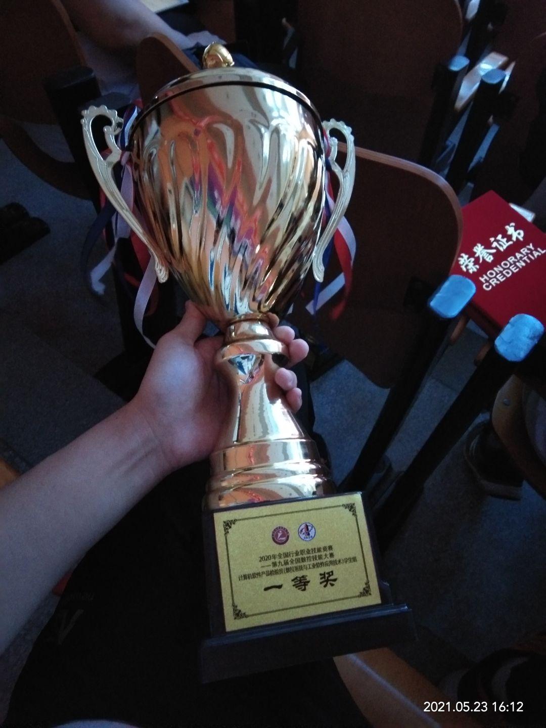 女学生成绩不好被全班同学孤立,一女孩成绩很好考上了不好的学校