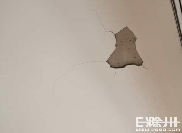 墙纸发霉撕下后墙壁有霉斑,气候潮湿墙纸发霉严重怎么办