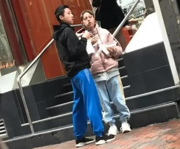 成龙庆生儿子,成龙救刚出生的孩子