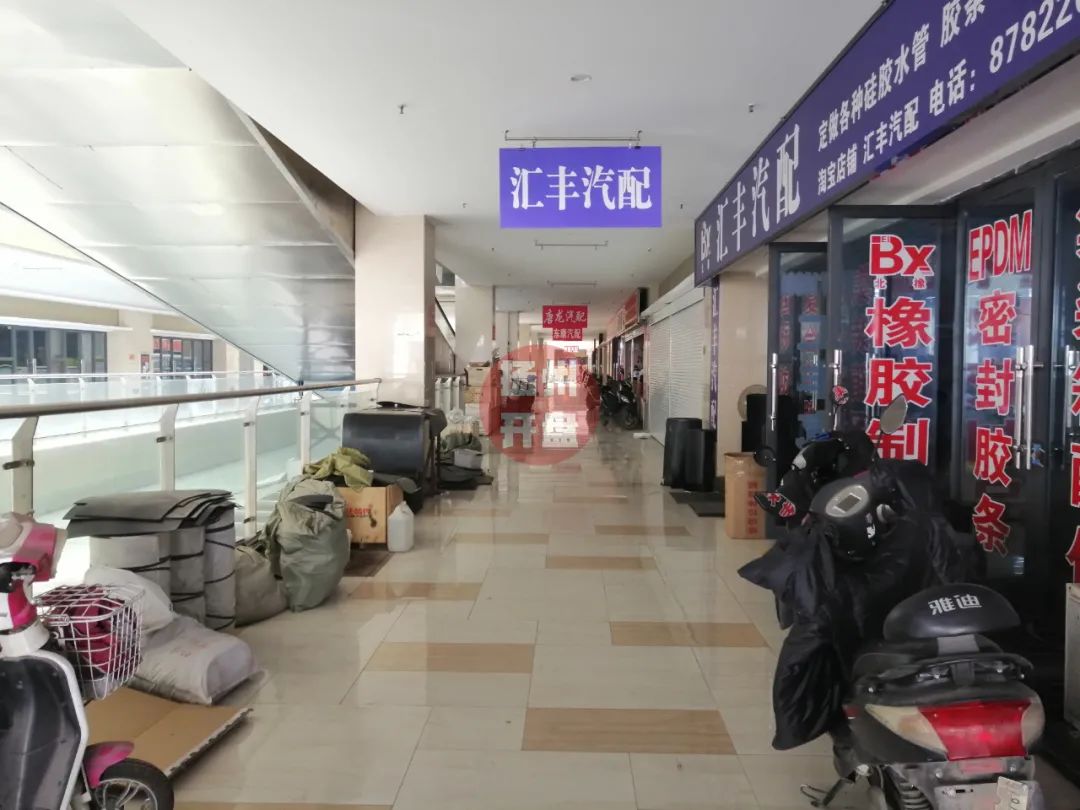 商家血亏！扬州一商场唱起空城计，现场一片狼藉