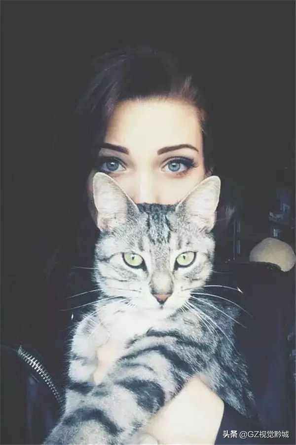 拍照时怎样克服不看镜头的尴尬感,解决拍照尴尬的技巧