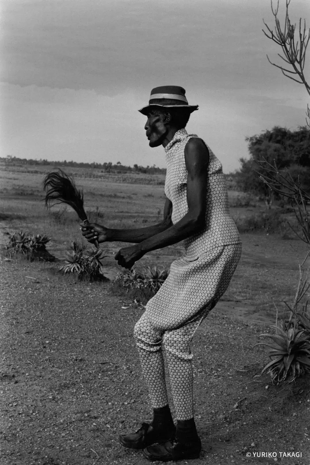 25年前，一个日本人带着天价衣服到中国，给西北人拍了一批硬照