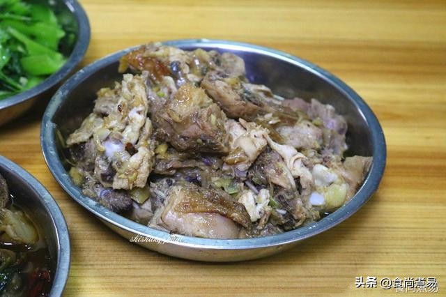 去乡下的婶婶家摘水果，堂哥下厨做了一桌客家菜，撑到打饱嗝