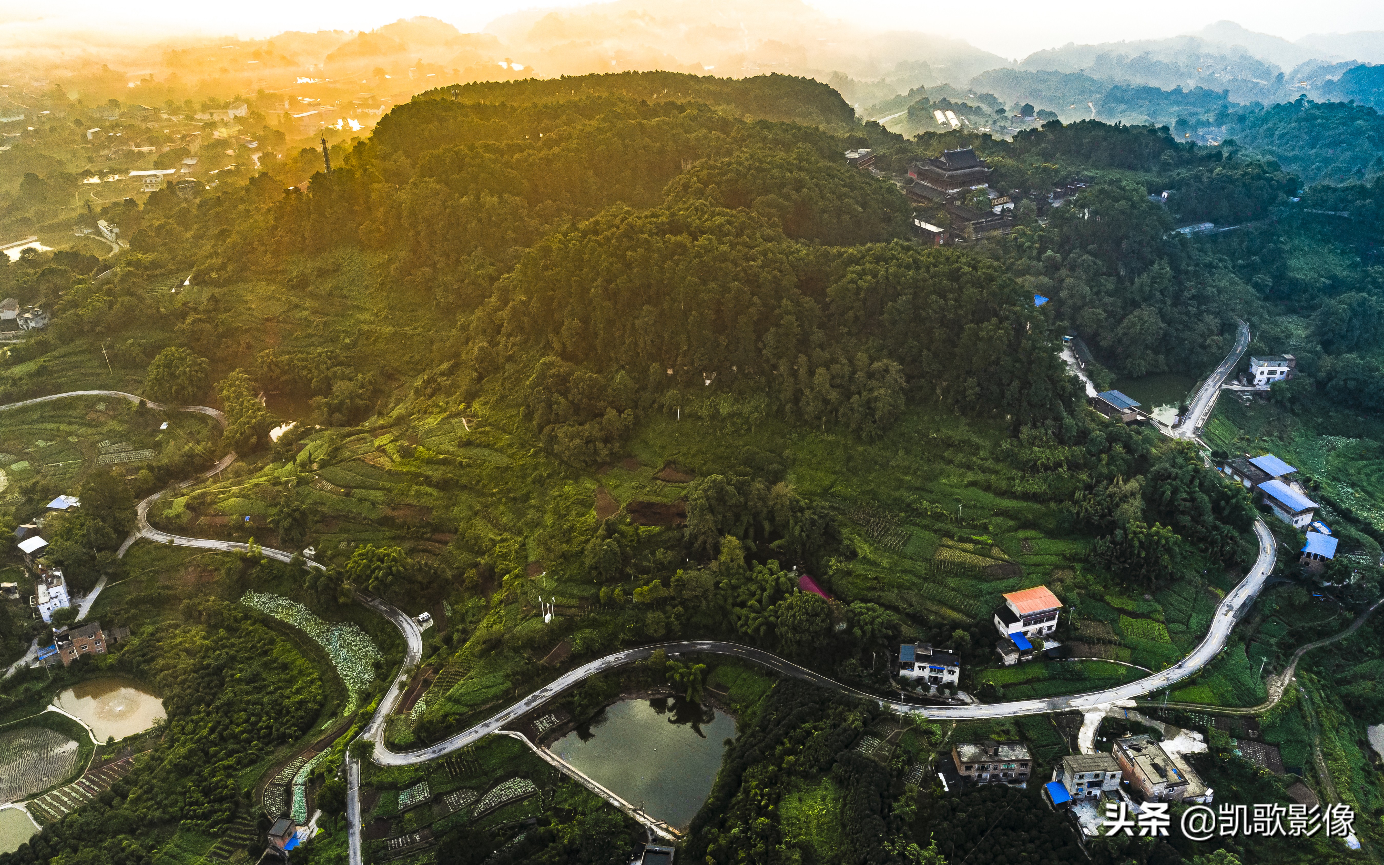 云篆风清.天然雕饰.巍巍云篆山涛涛长江水流传千年古巴渝风光静美