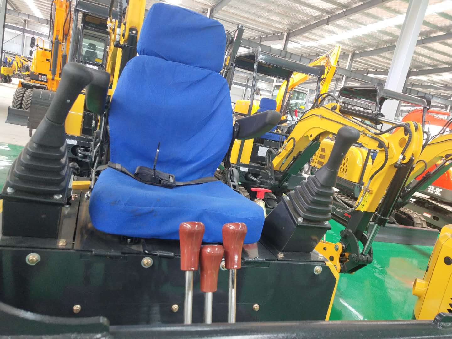 12年小松200-8挖掘机用什么发动机,山河智能365e挖掘机配什么发动机