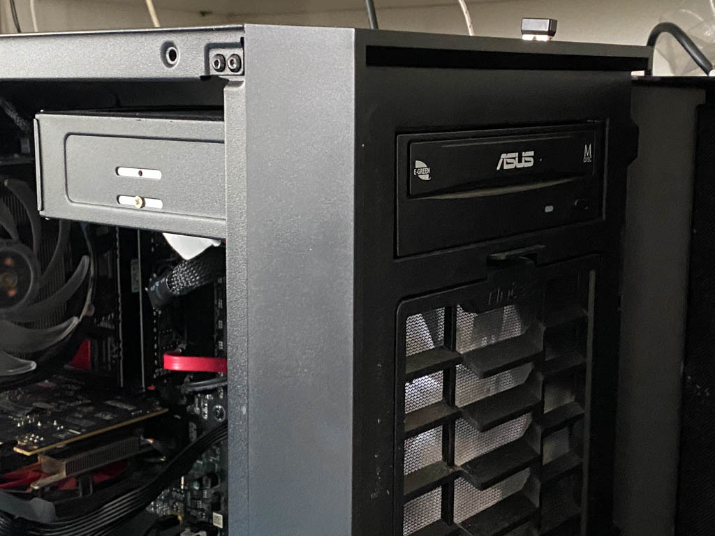 现在的机箱只能装一个机械硬盘,侧透机箱能装光驱