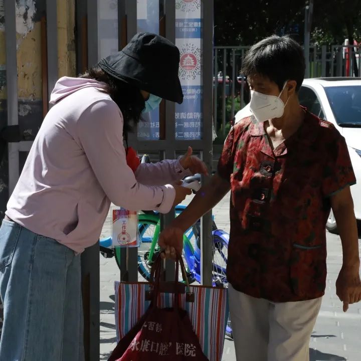 他们坚守在疫情防控一线,防控疫情他们在风雪中坚守