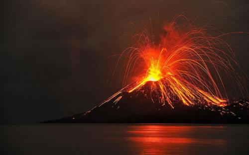 世界上最危险的工作,印尼人在喷发火山收集硫磺,一天赚2221美元