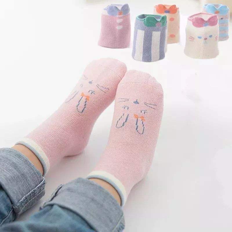 小孩光脚不穿袜子训练,孩子不爱穿袜子如何教育