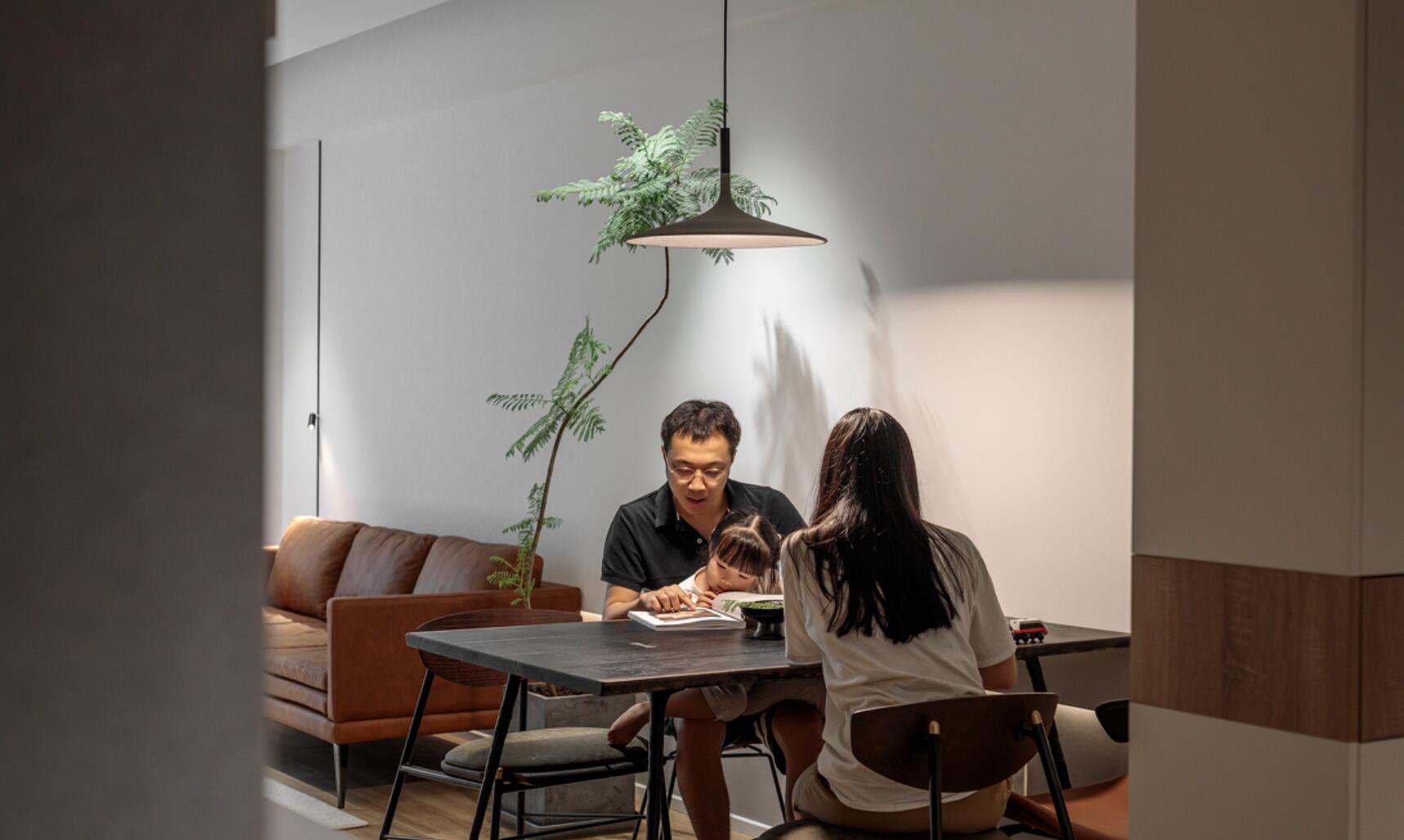 一家三口生活简约风格,干净整洁的家需要一家人的自律