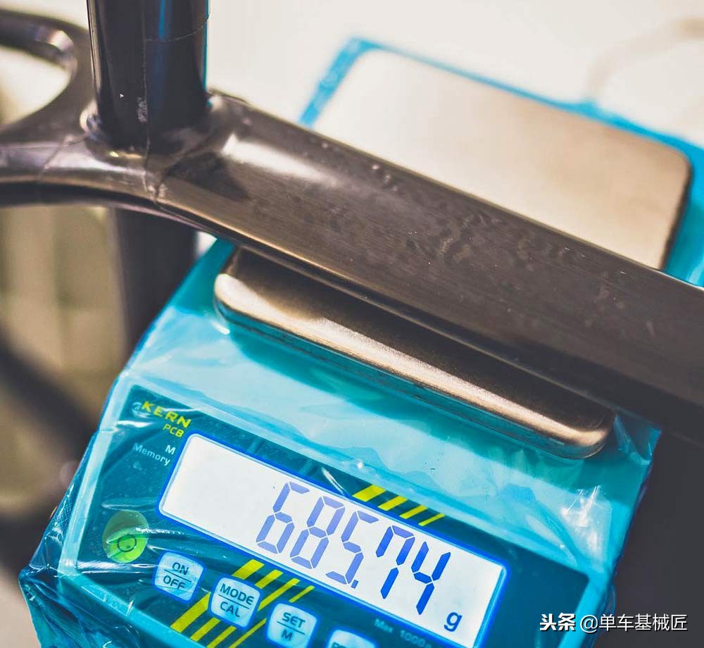 不偷奸不耍滑:实实在在的790g山地车车架,竟然还包含了桶轴