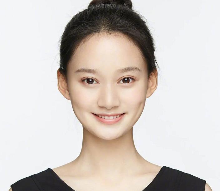 “北电第一”夏梦被疑颜值，看见她小时候的照片，喷子没话说了吧