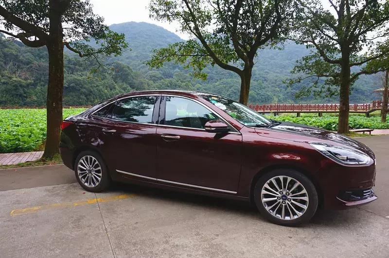 福特福睿斯和日产轩逸哪个更省油,福特福睿斯加不起油