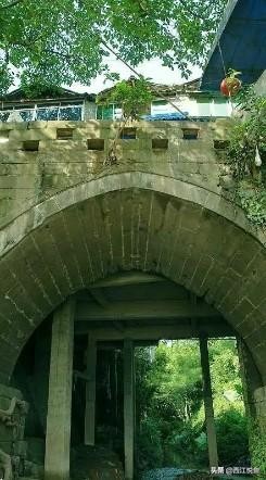 原汁原味“袖珍古镇”，人称“河边一只船”，山水清幽“小漓江”