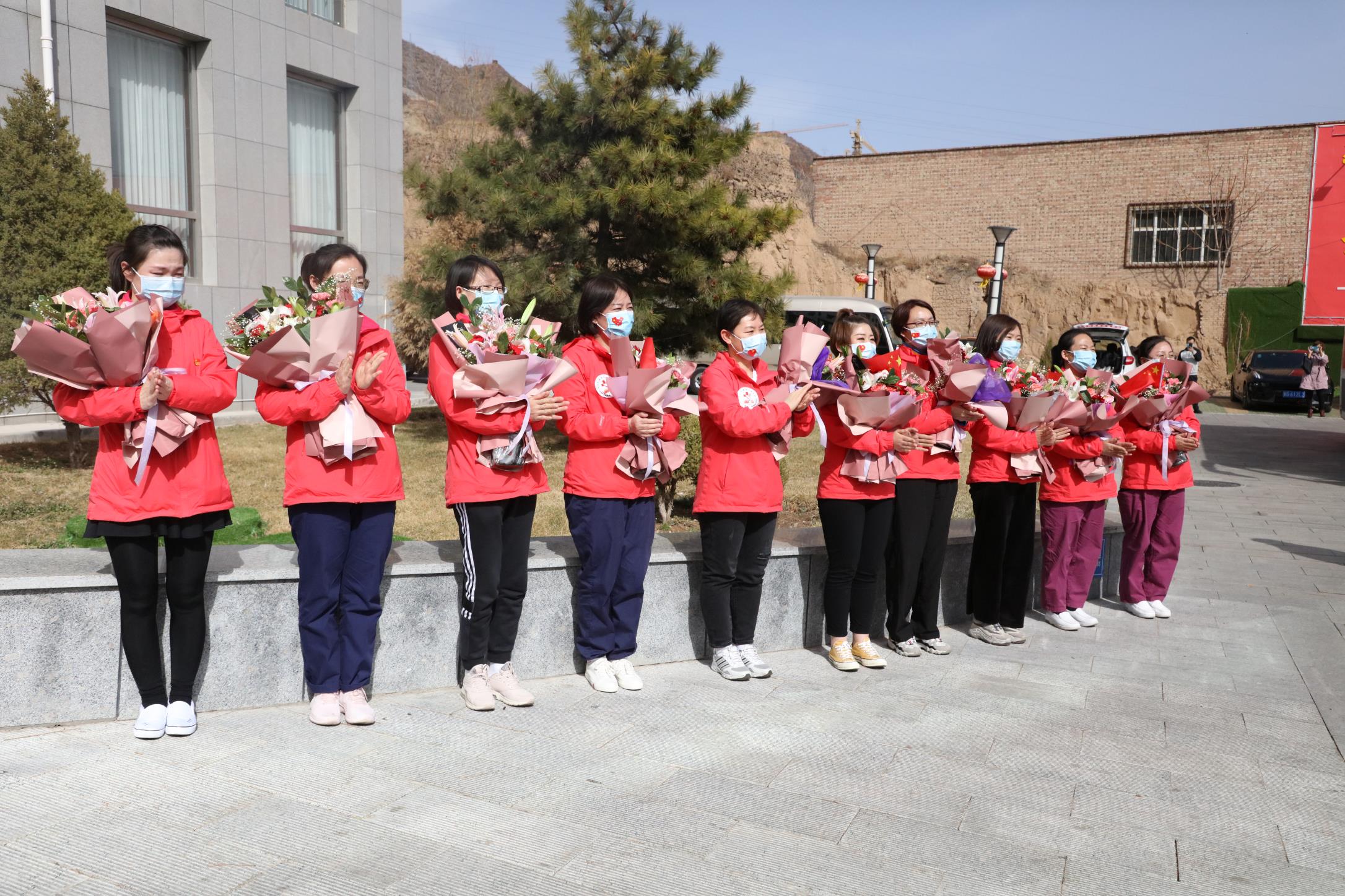 宣化二附医院“五朵金花”圆满完成援鄂任务，平安返回张家口