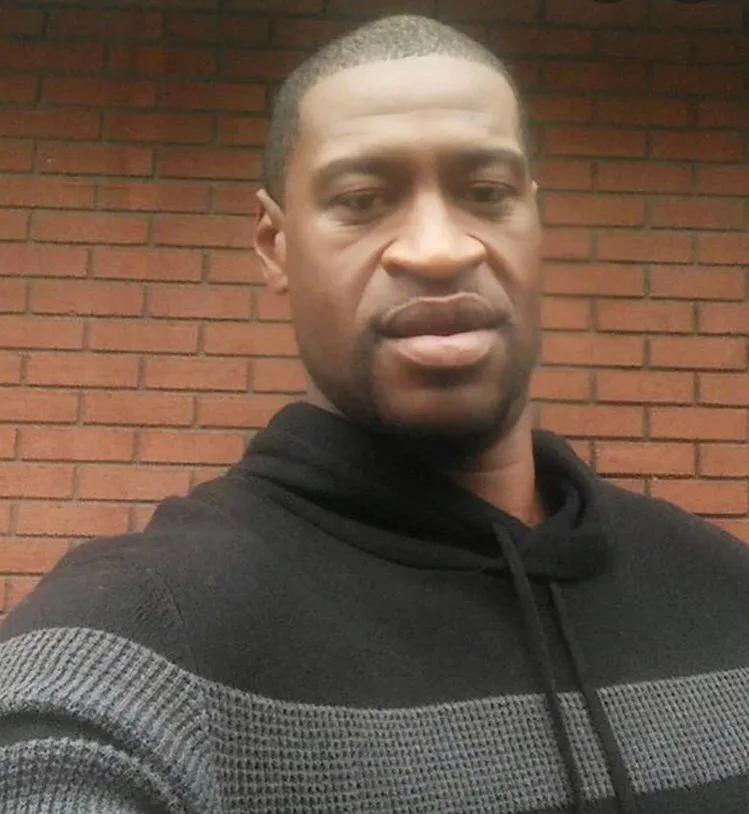 美国再生起义，黑人男子当街遭白人警察*力暴**执法致死