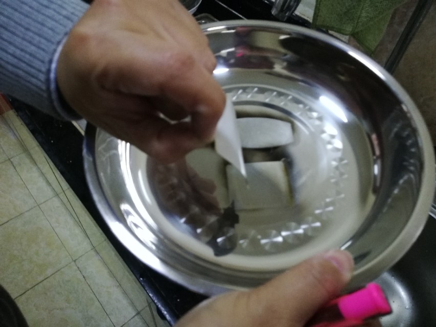 如何去除碗碟上的标签,碗碟的标签怎么去除