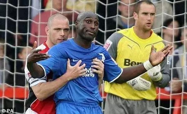 足球场上的搞笑乌龙球,足球场上的搞笑错位