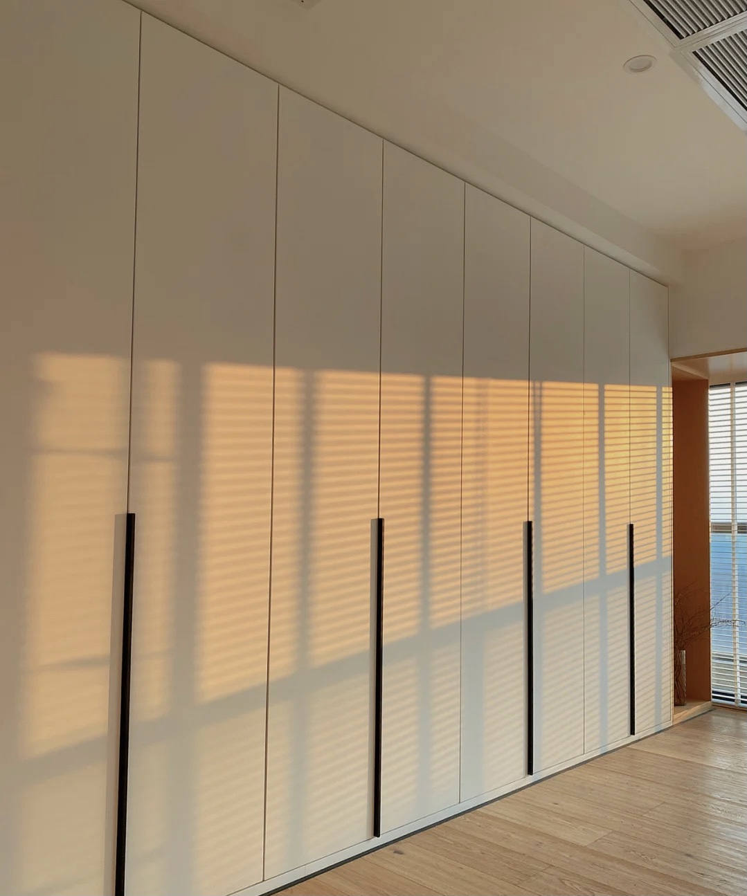 卧室整体定制衣柜与成品衣柜,新房子买成品衣柜还是定制衣柜