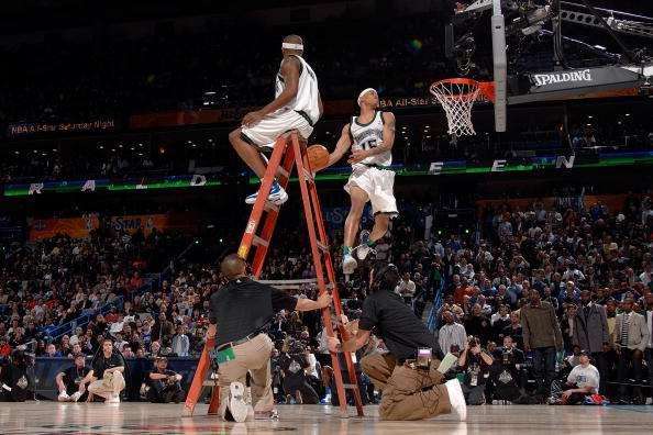 球员格林扣篮,格林罚球线起跳