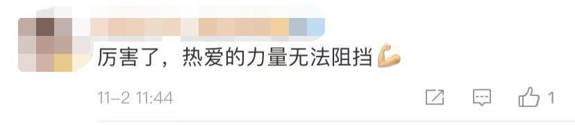 独腿男子拄拐杖射门,独腿小伙球场内拄拐飞奔热血射门