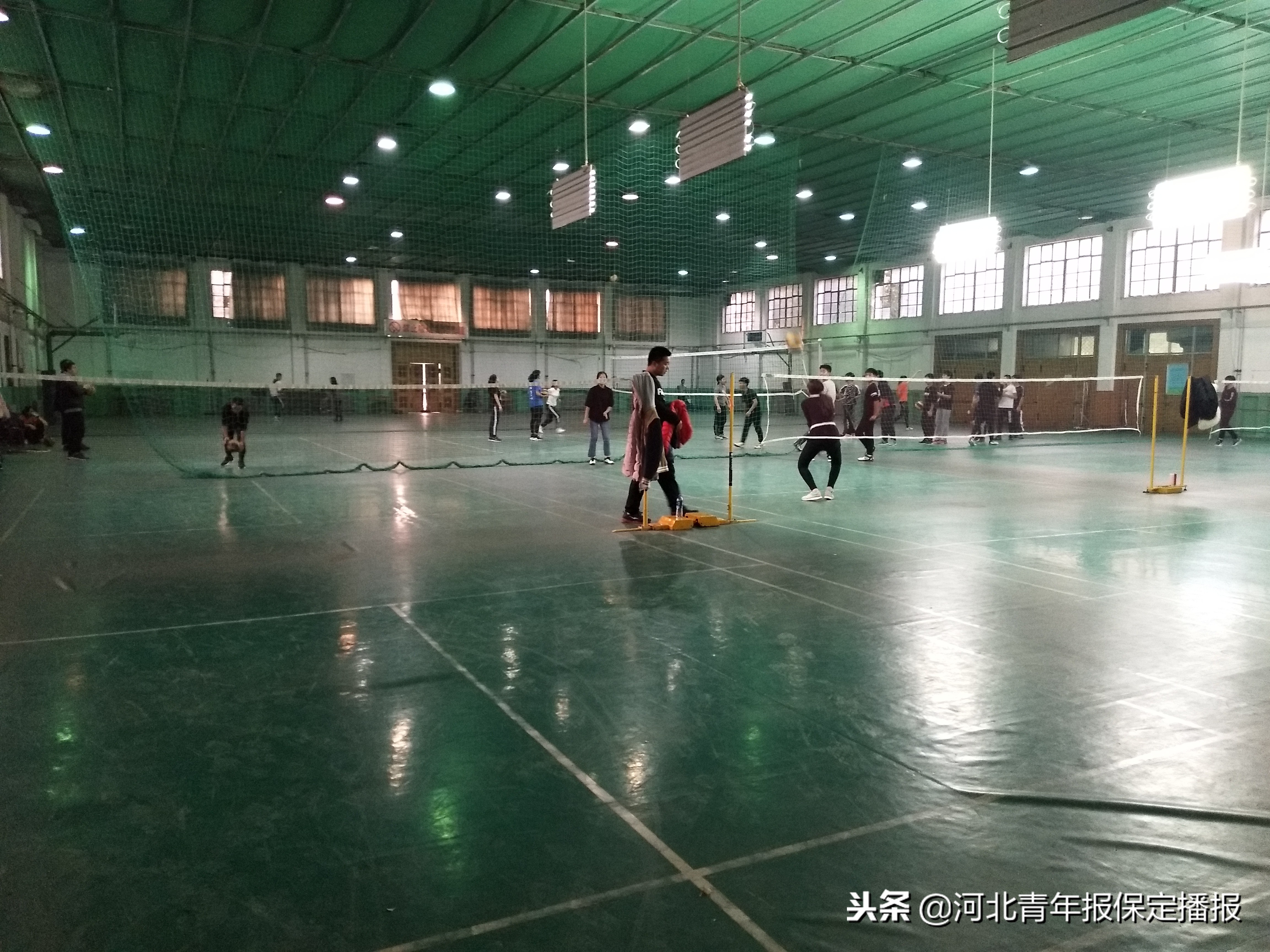 大学的体育设施该不该对外开放,高校体育场是对公众开放吗