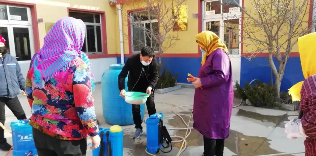 抗击疫情中的优秀共产党员,致敬忙碌在疫情防控一线的老党员