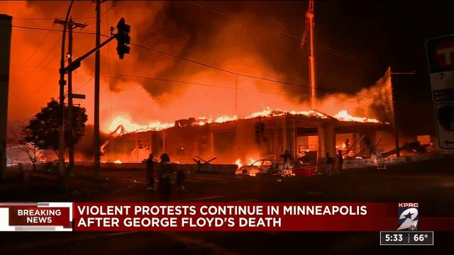 美国*乱暴**升级！烧警车，抢超市，殴打老人：这不是靓丽风景线