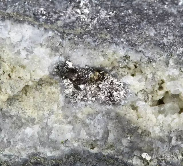 常见的矿物岩石有哪些,4种最常见于岩石里的矿物